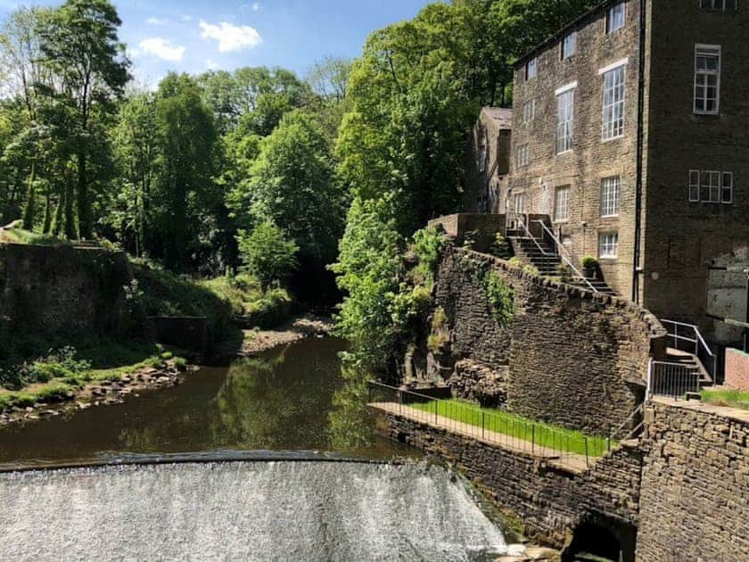 Setting | Lowes Mill Cottages at Torr Vale Mill, New Mills