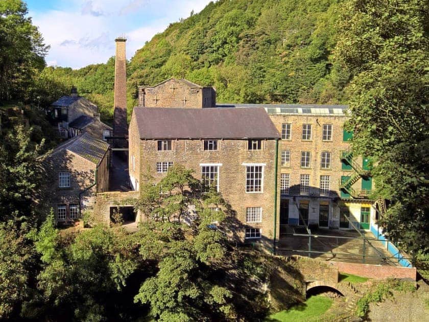 Setting | Lowes Mill Cottages at Torr Vale Mill, New Mills