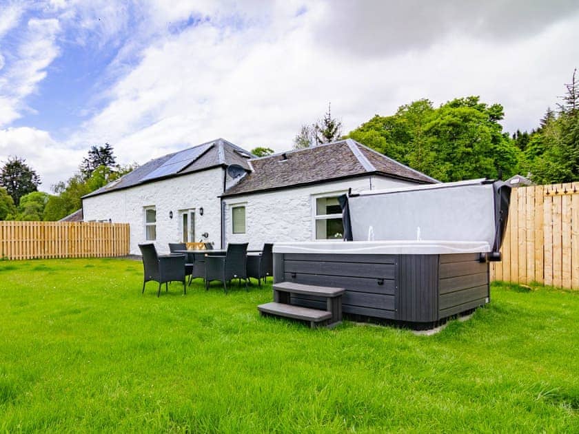 Attractive holiday home with hot tub | Easter Caiplich - Dalnagar Castle And Cottages, Glenshee, Cairngorms
