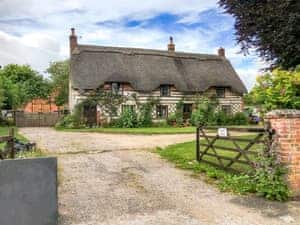 Exterior | Hoopers Farmhouse - Hoopers Holidays, Tilshead