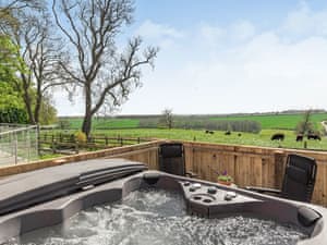 Hot tub | Lizzie&rsquo;s Cottage, Fordington