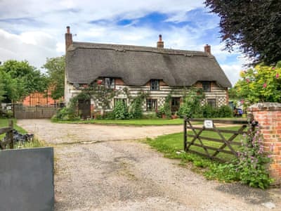 Exterior | Hoopers Farmhouse - Hoopers Holidays, Tilshead