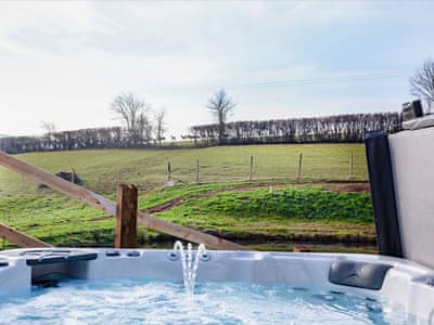 Hot tub | Kingfisher Lodge - East Dunster Deer Farm, Cadeleigh, near Tiverton