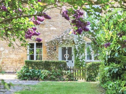 Charming semi-detached Cotswolds stone cottage | Yew Tree Cottage, Willsersey, near Broadway