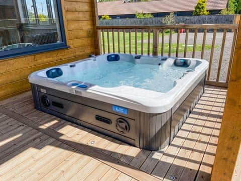 Hot tub | Aylesbury Lodge, Halstead