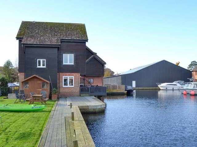 Exterior | David&rsquo;s Island, Wroxham