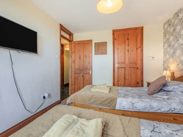 Twin bedroom | The Granary - Oldiscleave Farm Cottages, Bideford