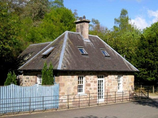 Exterior | Gamekeeper&rsquo;s Cottage - Loch Monzievaid, Crieff