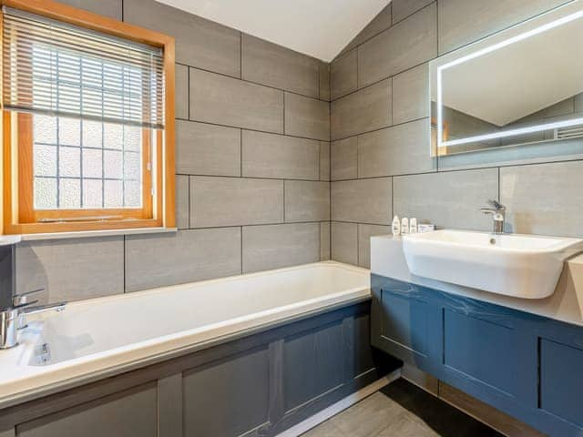 Bathroom | Bluebell Lodge - Chicken Shed Lodges, Ashford