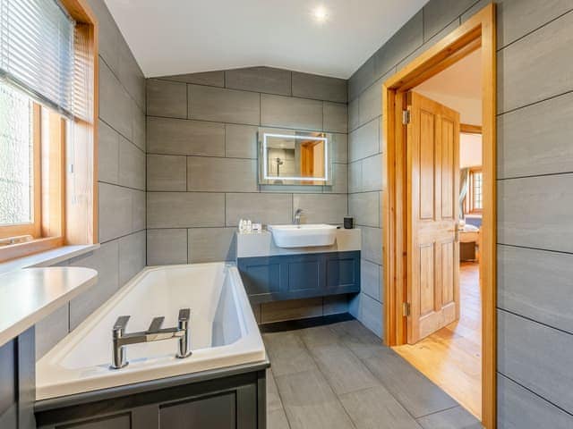 Bathroom | Bluebell Lodge - Chicken Shed Lodges, Ashford