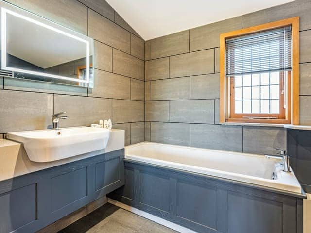 Bathroom | Snowdrop Lodge - Chicken Shed Lodges, Ashford