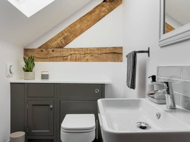 Bathroom | The Maddocks - Yocking Gate Holiday Accommodation, Whitchurch