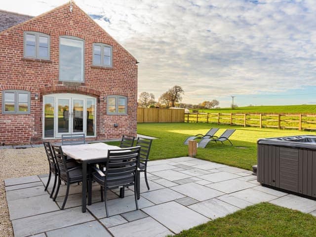 Outdoor eating area | The Maddocks - Yocking Gate Holiday Accommodation, Whitchurch