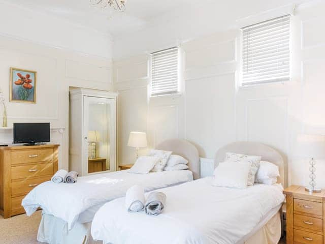 Twin bedroom | Clarendon House, Shanklin