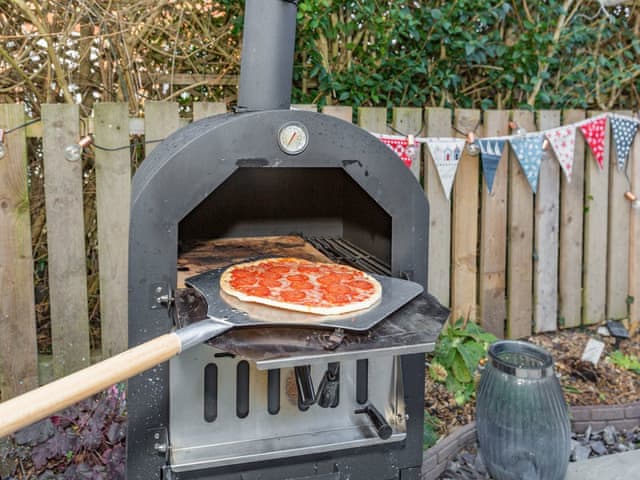 Outdoor Pizza oven | Willowfield Cottage, Thornton-Le-Dale
