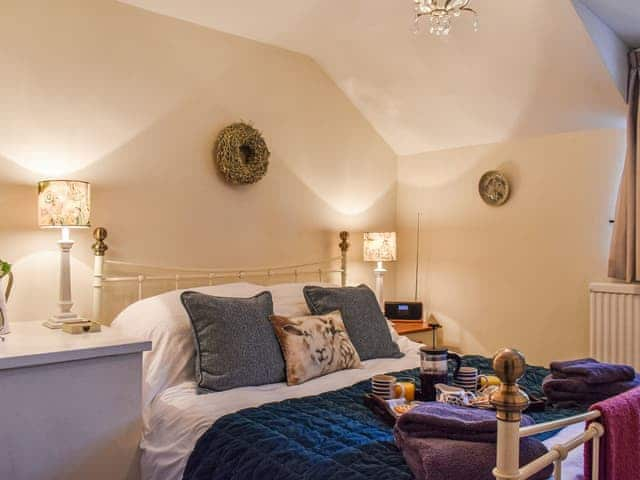 Double bedroom | Pan cottage, Middleton