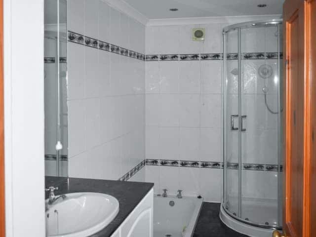 Shower room | Falcon Crest, Whitby