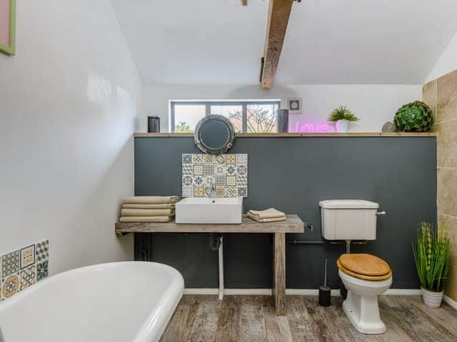 Bathroom | 1 Lamb Barn, Clacton-on-Sea