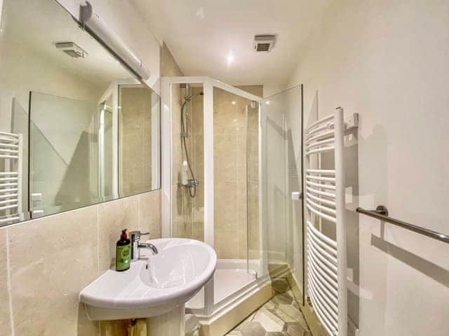 Shower room | Linnet Cottage, South Cerney