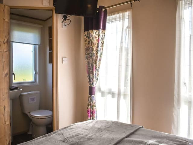 Double bedroom | Everard - Flask Country Lodges, Robin Hood&rsquo;s Bay