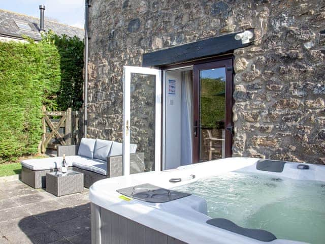 Hot tub | Dunstone Cottage, Cadover Bridge