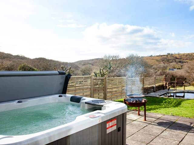 Hot tub | Dunstone Cottage, Cadover Bridge