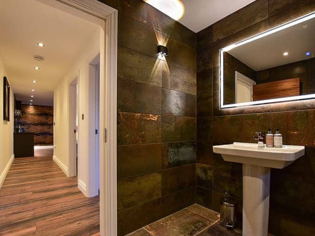 Bathroom | Wayside Lodge, Marton Moss, Blackpool