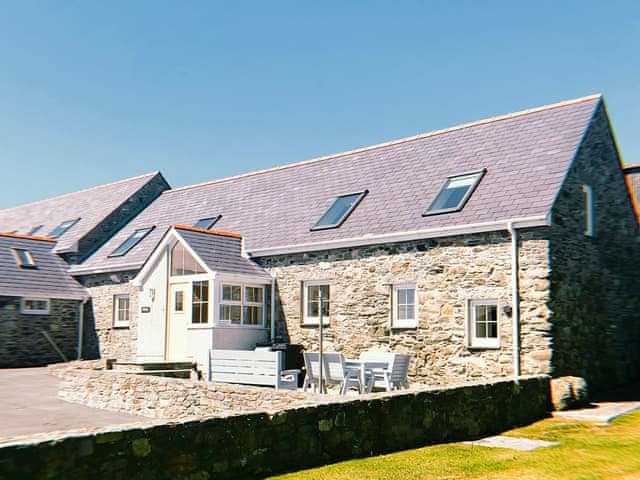 Exterior | Y Beudy - Penrhyn Farm Cottages, Llanfwrog, near Holyhead