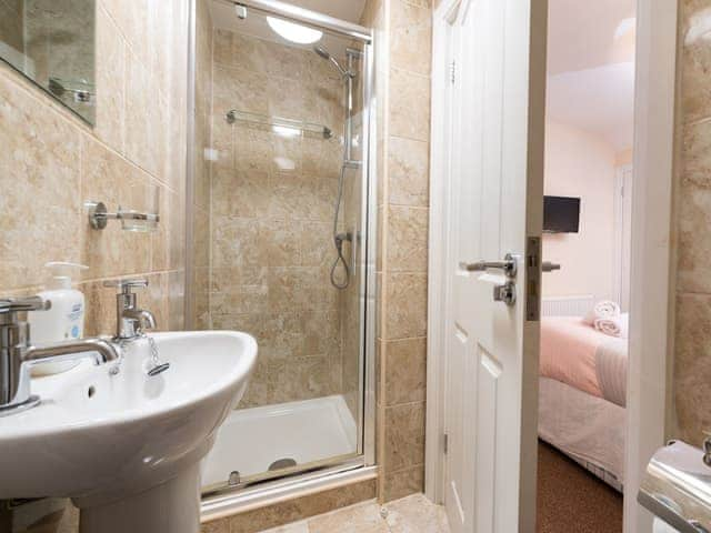 En-suite | Town House I - The Town Houses, Scarborough