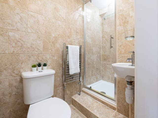 En-suite | Town House I - The Town Houses, Scarborough