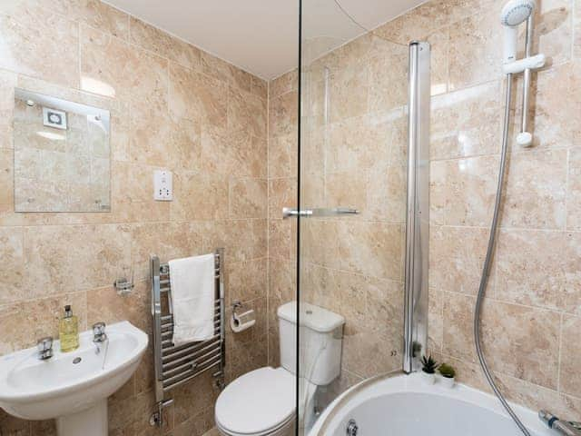 En-suite | Town House II - The Town Houses, Scarborough