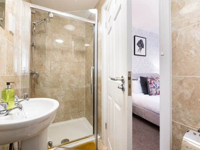 En-suite | Town House II - The Town Houses, Scarborough