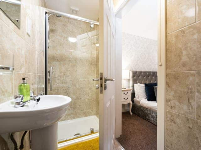 En-suite | Town House II - The Town Houses, Scarborough