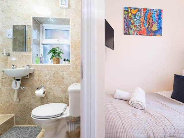 En-suite | Town House II - The Town Houses, Scarborough