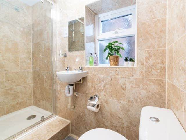 En-suite | Town House II - The Town Houses, Scarborough