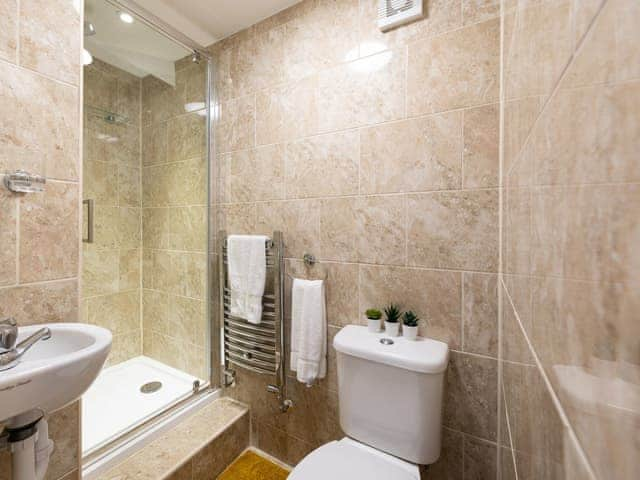 En-suite | Town House II - The Town Houses, Scarborough