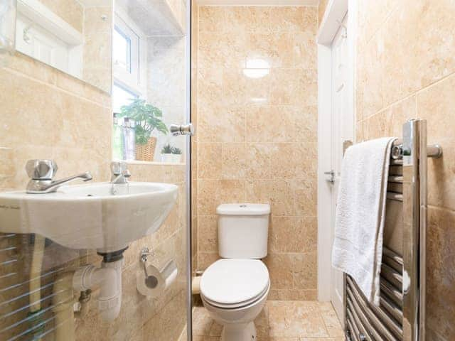 En-suite | Town House II - The Town Houses, Scarborough