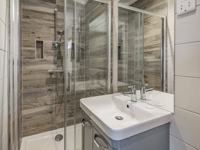 Shower room | Coastal Retreat - The Laurels, Addlethorpe, near Skegness