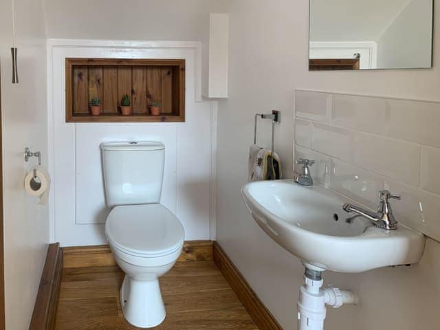 Downstairs toilet | The Granary - Meals Farm Cottages, North Somercotes, Mabelthorpe