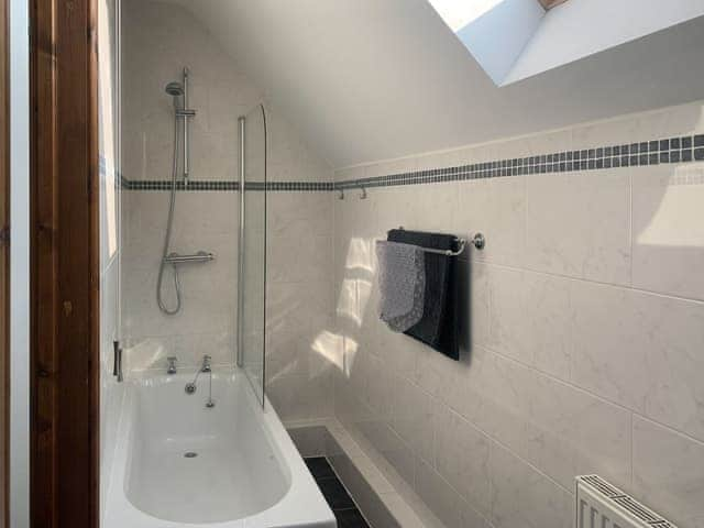 Bathroom | The Granary - Meals Farm Cottages, North Somercotes, Mabelthorpe