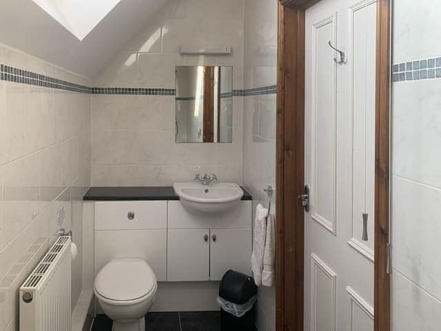 Bathroom | The Granary - Meals Farm Cottages, North Somercotes, Mabelthorpe