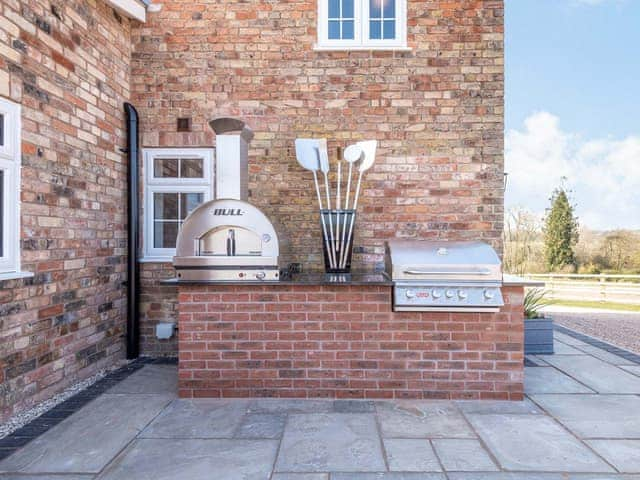 Built-in-BBQ and Pizza Oven | Park Cottage, Worlaby, near Louth