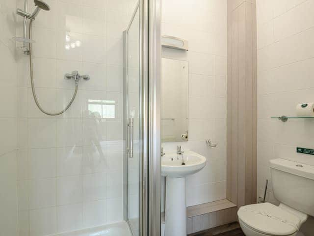 Shower room | Cottage 8 - Willow Lakes, Ashby cum Fenby