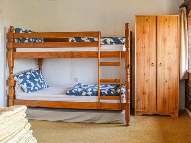 Bunk bedroom | Hoxne House, Weybourne