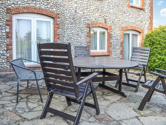 Sitting-out-area | Hoxne House, Weybourne