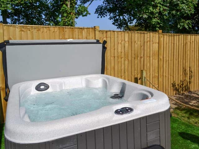 Hot tub | Sea Dreams - Sea Dreams and Windsong, Theddlethorpe, near Mablethorpe