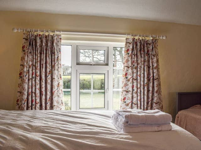 Twin bedroom | Hollywell Cottages, Ashbourne