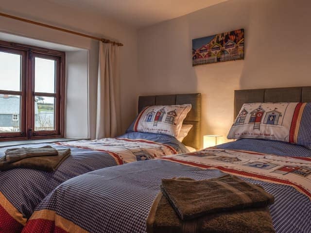 Twin bedroom | Pinewood Cottage, Bude