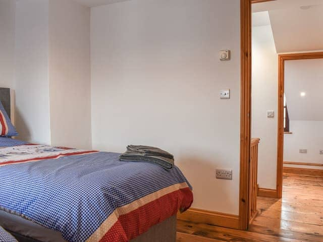 Twin bedroom | Pinewood Cottage, Bude