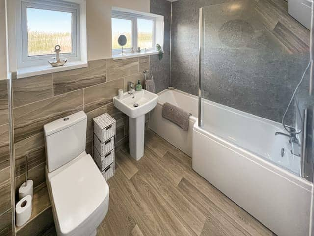 Bathroom | Staithe View, Horning